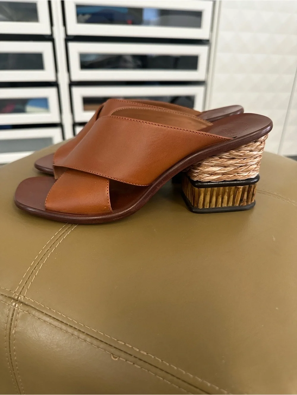 Stunning Chloe Laia leather sandal in “Ochre Delight.” Size 40. - Picture 3 of 6